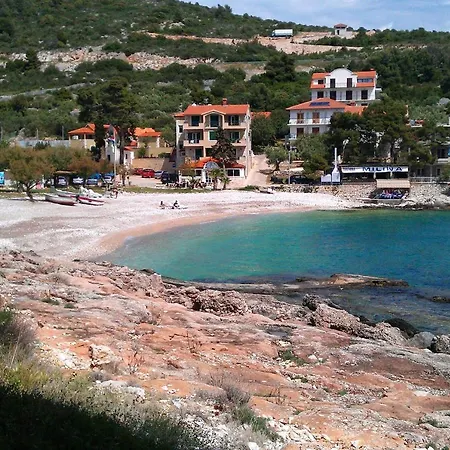 3074f Milna (Hvar)